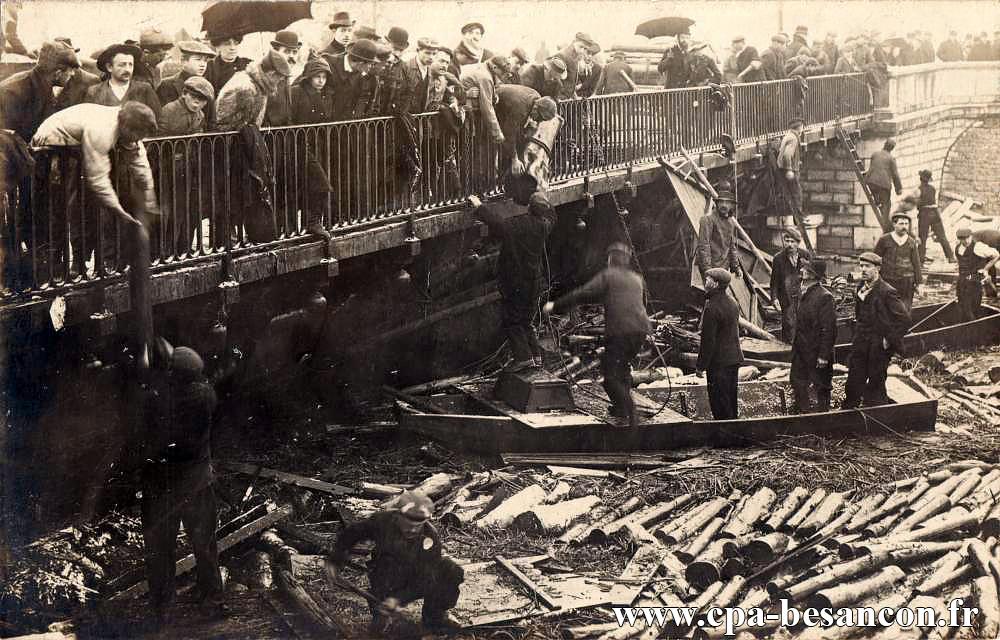 Les Inondations en 1910 - BESANÇON - Pont de la République - Sauvetage des bois de la Papeterie